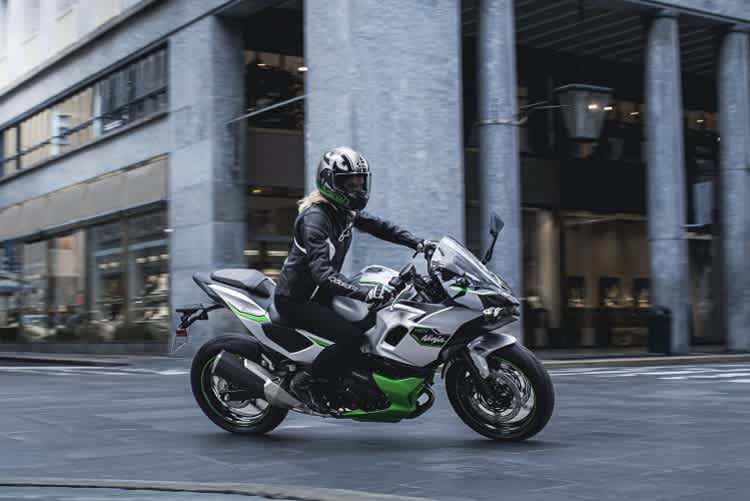 Kawasaki Ninja 7 Hybrid: Weltweit das erste Serienmotorrad mit Hybridantrieb 