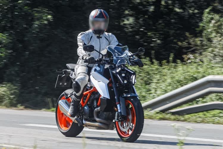 Sie beharren drauf: Spit Face genanntes Design der Front auch am Prototyp der KTM 1390 Super Duke R