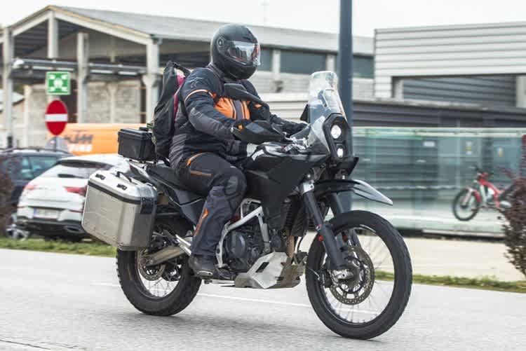 KTM 390 Adventure: 21er Vorderrad und Verkleidung im Rallye-Design