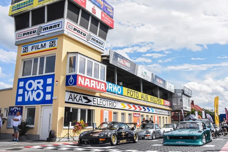 Voll authentisch: Start-Ziel-Turm restauriert im Stil der 1980er Jahre