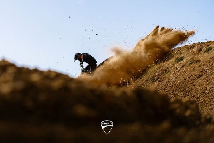 Ein Testfahrer, vermutlich der Italiener Stefano Pezzuto, auf der 450er-Motocross-Maschine von Ducati