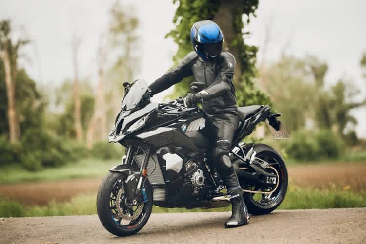 BMW M1000R: Mit den trägen Herrenreiter-Tourenmaschinen vom Schlage einer R75/5 hat das nichts mehr zu tun