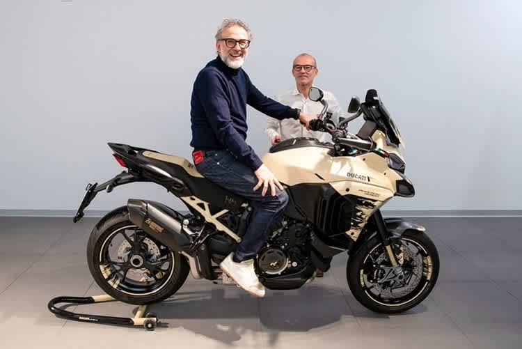 Massimo Bottura bei der Übergabe seiner Multistrada V4 Pikes Peak im Centro Stile Ducati