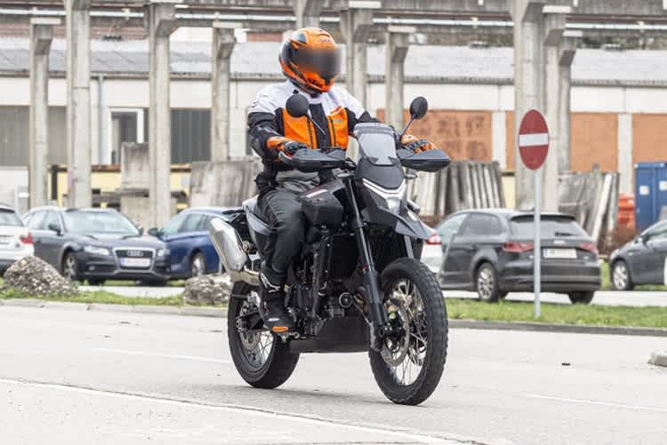 Front im Design der CF Moto 800NK - doch es handelt sich um einen GASGAS-Prototypen