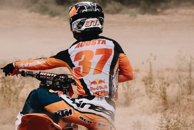 Pedro Acosta unterwegs auf der staubigen Motocross-Piste