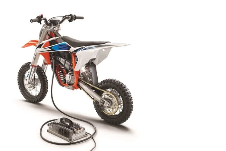 KTM SX-E5: NAch einer Stunde am Ledegrät wieder voll da