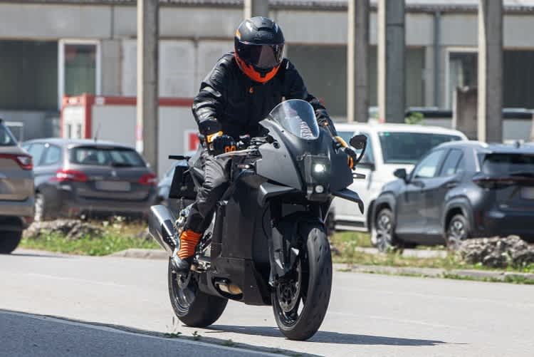 Ganz in Schwarz: Prototyp der KTM RC990 mit den derzeit unverzichtbaren Winglets an der verkleidungsfront 