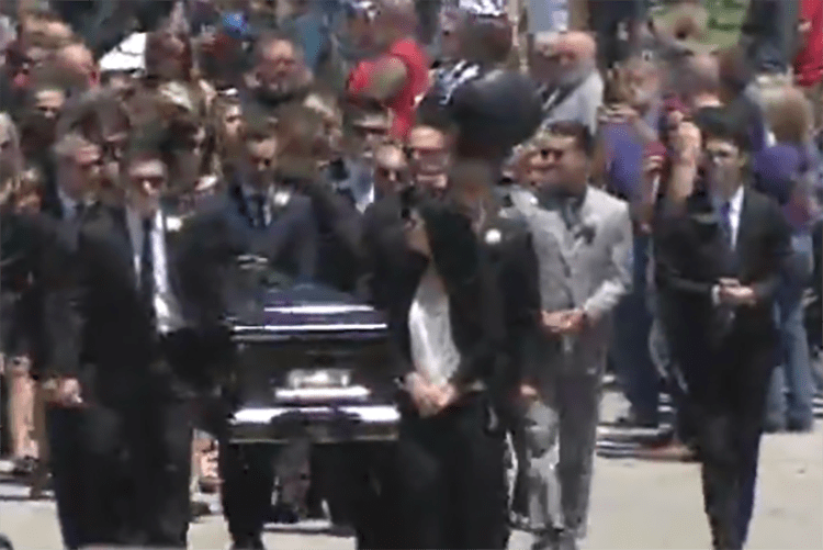 Nicky Haydens Sarg führte den Trauerzug in die St. Stephen Cathedral an