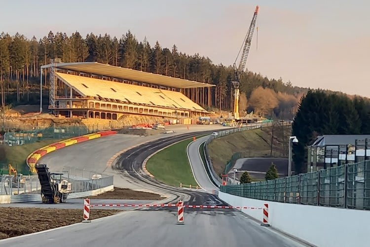 Eine neu Tribüne in der Eau Rouge