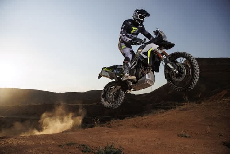 Ivan Cervantes auf Triumph Tiger 900 Rally Pro: Damit wäre angedeutet, was dieses Motorrad kann - mit dem richtigen Fahrer am Lenker