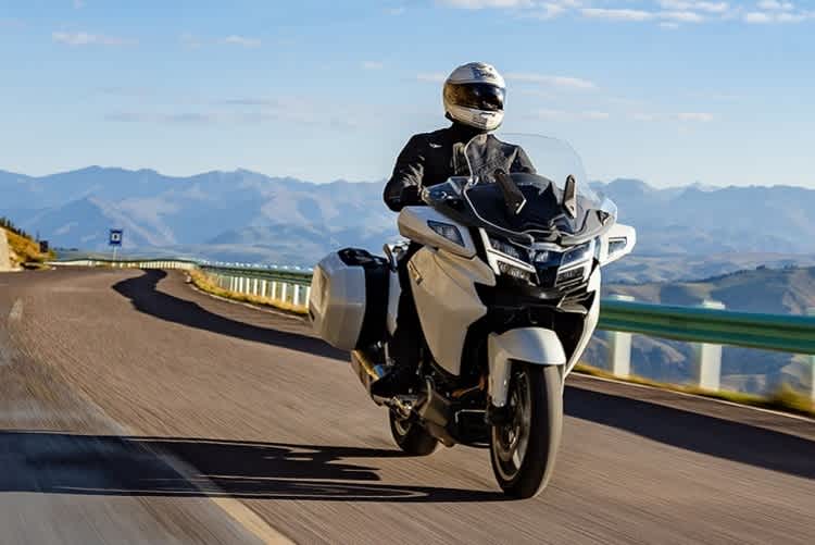 Keine Bildverwechslung: Hier kommt eine CF Moto 1250TR-G angefahren und nicht eine BMW R1250RT 