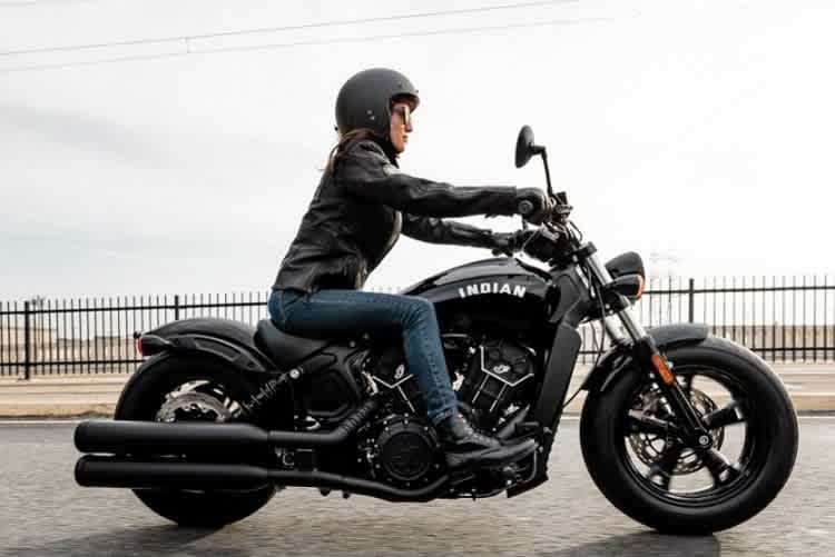 Einsteigermodell Indian Scout Bobber Sixty ganz in Schwarz: In Tunnels und in der Nacht praktisch unsichtbar