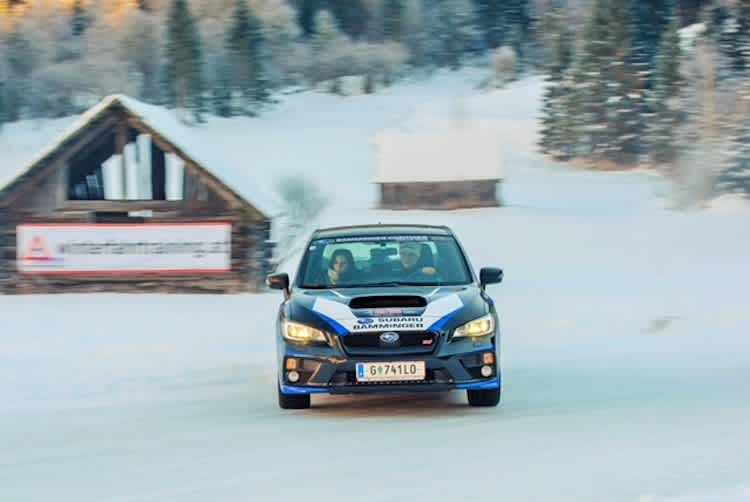 Günther Knobloch im SUBARU WRX STI beim Winterfahrtraining
