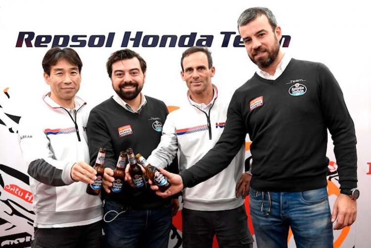 Auf die Verlängerung des Sponsoring-Abkommens wurde mit einer Flasche Estrella Galicia 0,0 angestossen