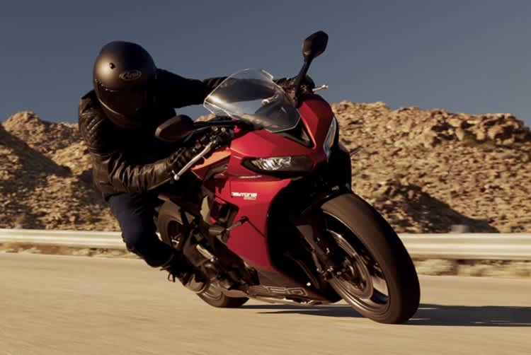 Triumph Daytona 660: Preisgünstig sportlich fahren ohne allzu tiefen Bückling 