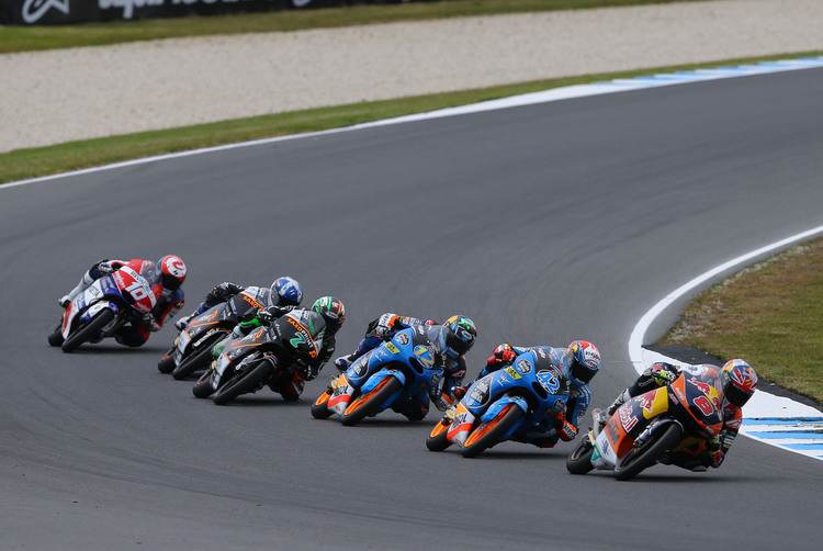 Die Moto3-Piloten warten oft auf einen schnellen Fahrer, der Windschatten bietet