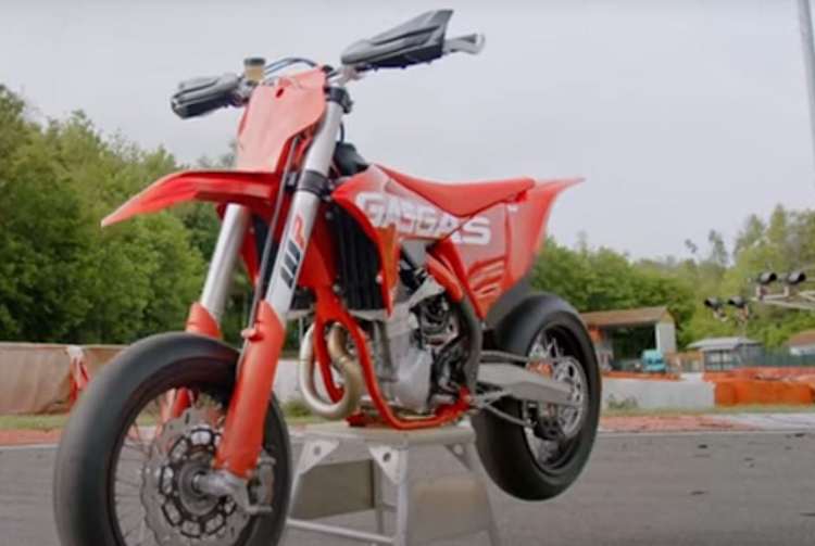 GASGAS TXT Racing 300 unter dem Weihnachtsbaum - wer würde sich da nicht freuen?