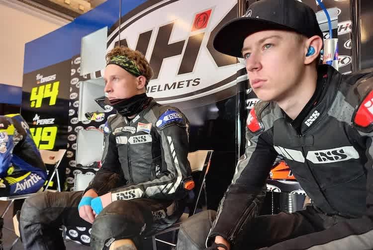 Kevin (vorn) und Leon Orgis in der Box des Avintia Junior Teams