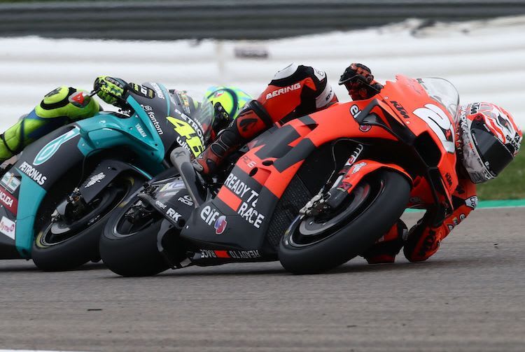 Iker Lecuona vor Altmeister Valentino Rossi