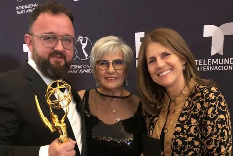 Michèle Mouton (Mitte) beim Emmy Award