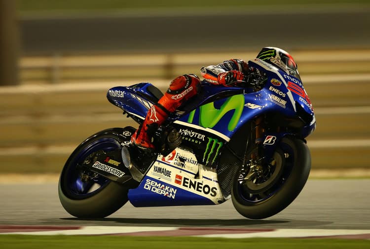 Jorge Lorenzo mit der Yamaha M1 unter dem Flutlicht von Katar