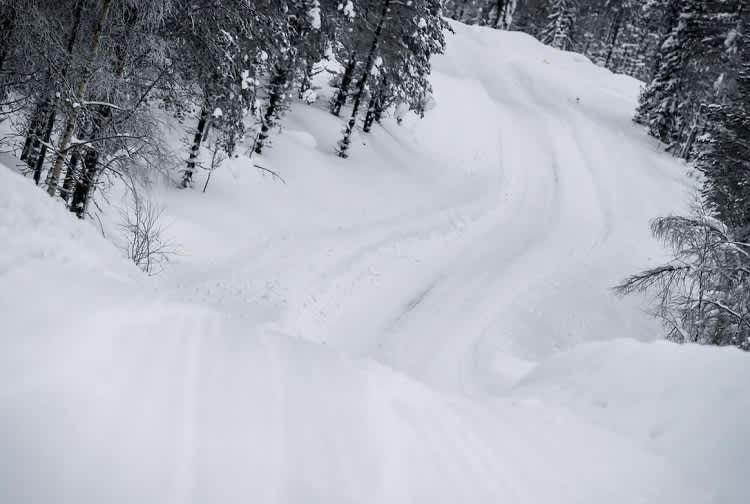 Die tief verschneiten Rallyepisten