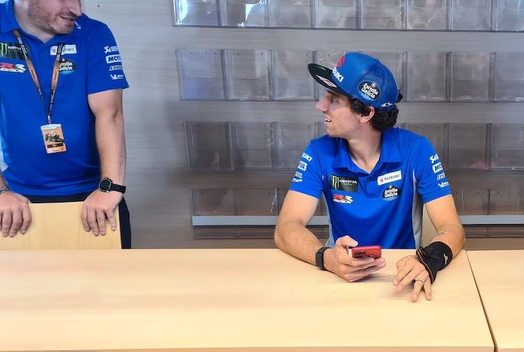 Alex Rins mit Schiene an seiner verletzten Hand