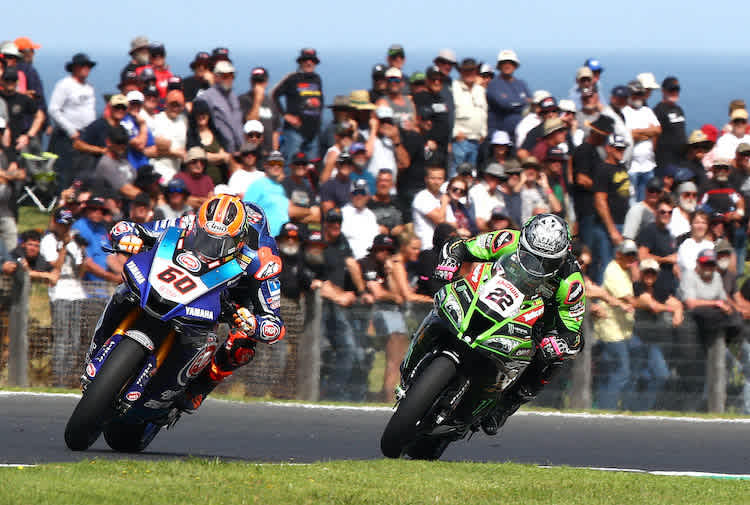 Michael van der Mark (Yamaha) vor dem späteren Sieger Alex Lowes (Kawasaki)