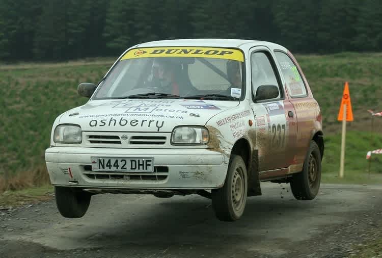 Elfyn Evans in seinem Nissan Miicra