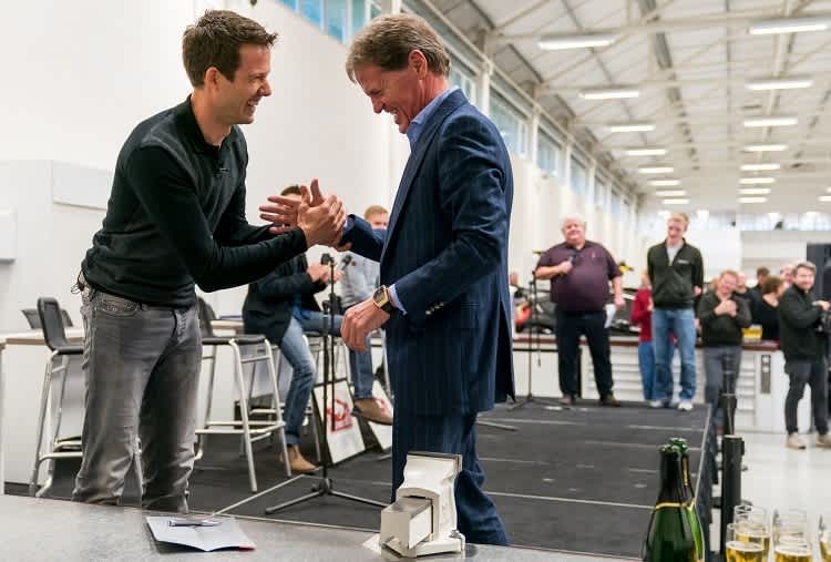 Séabstien Ogier (li.) und Malcolm Wilson freuen sich über die weitere Zusammenarbeit