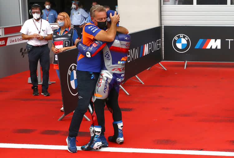 Miguel Oliveira jubelt gemeinsam mit Hervé Poncharal