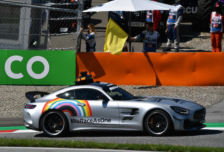 Auch auf dem Safety-Car prangt der «WeRaceAsOne»-Schriftzug