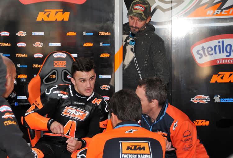 Aron Canet auf KTM, hinten schaut Max Biaggi zu