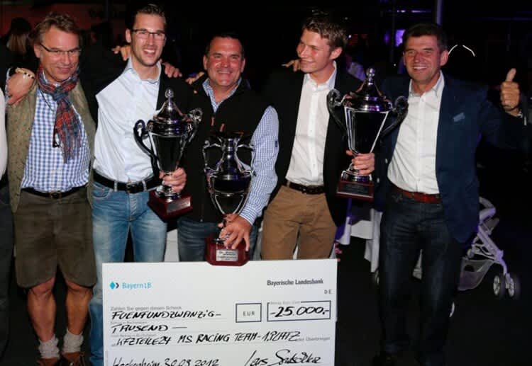 Harald Böttner (mitte) mit Fahrern, Vätern und Scheck