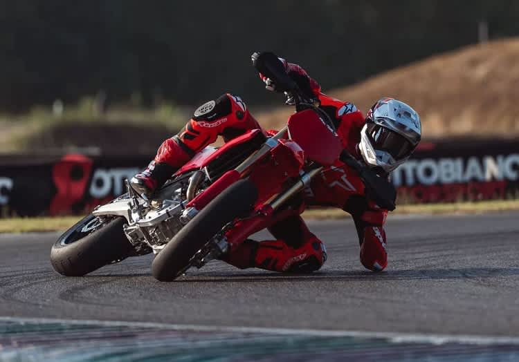 Ducati Desmo 450SM: Auch mit der Supermoto brauchts Ellenbogenschleifer