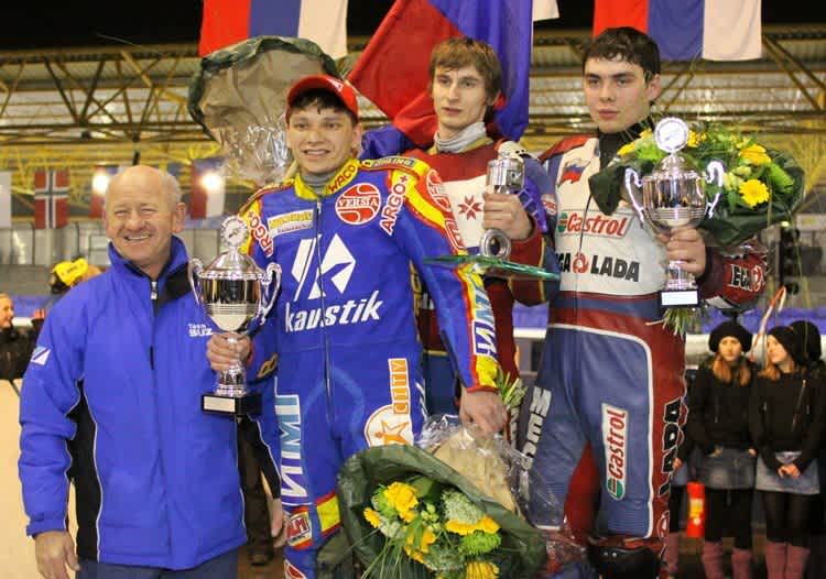 Die Gewinner mit dem Pokal-Namensgeber Roelof Thijs