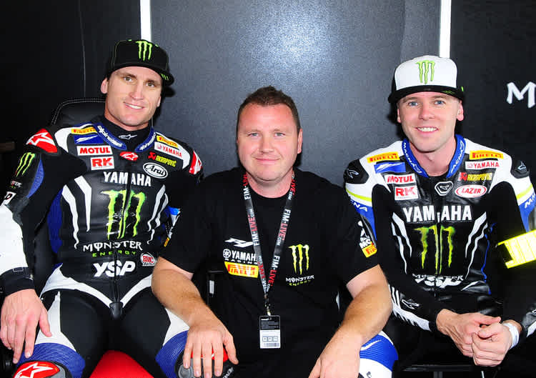 Mandy Kainz mit seinen MotoGP-Piloten Parkes (li) und Laverty (re)