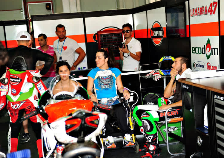 Alessia Polita (im Rollstuhl) zu Gast bei Barni Ducati