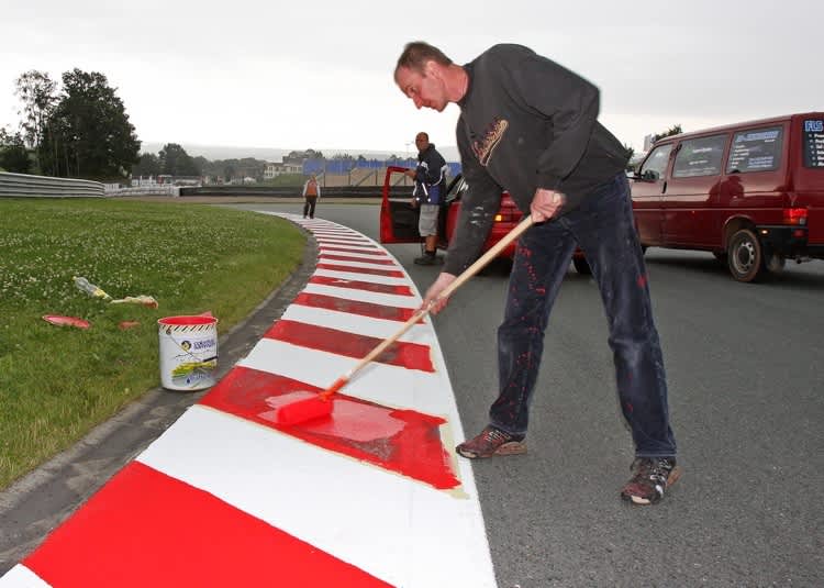 Zwei Tonnen Spezialfarbe wurden aufgetragen