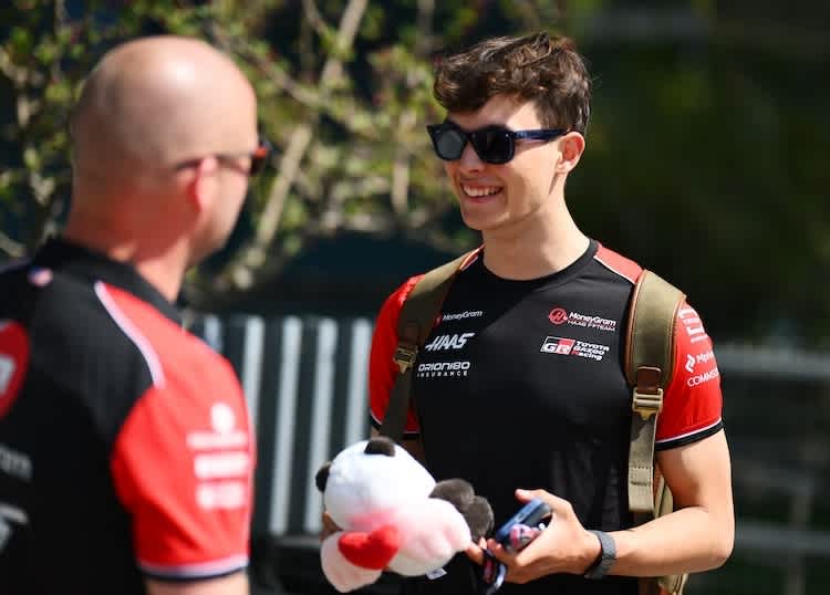 Ollie Bearman in China mit einem Panda-Plüschtier - vermutlich ein Geschenk von einem Fan