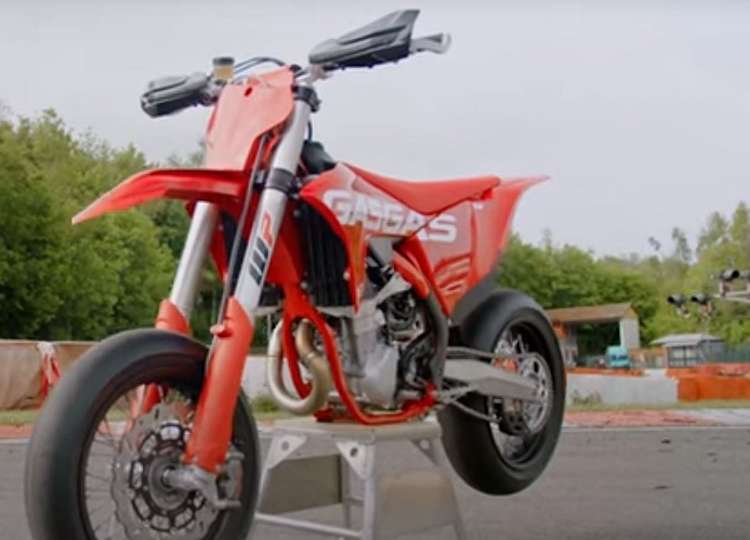 Glenn Coldenhoff, Ivo Monticelli, Jeremy Sydow und Simon Längenfelder mit ihren neuen Werksmaschinen