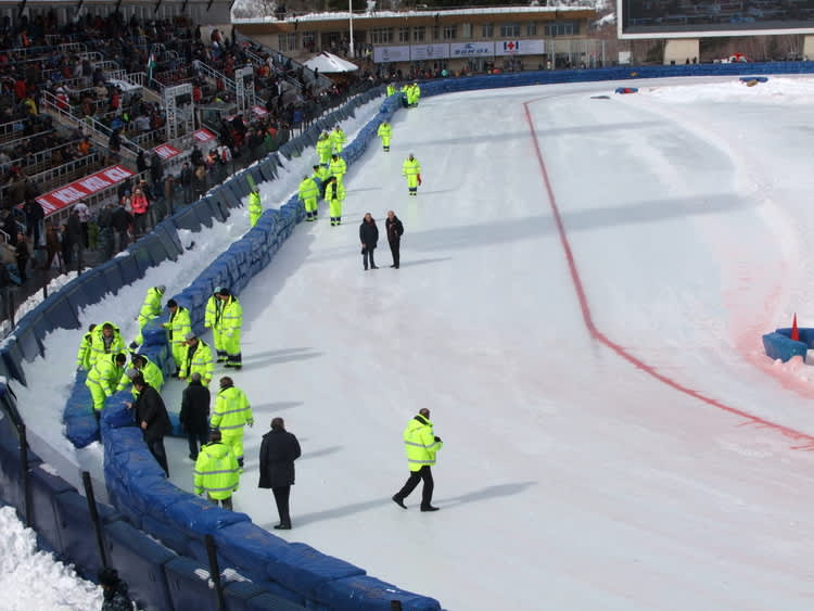 Die Strohballen werden nach innen verlegt