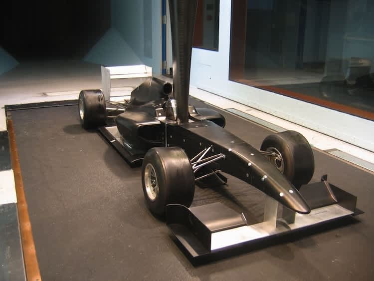 Der F1-Lola MB01 im Windkanal