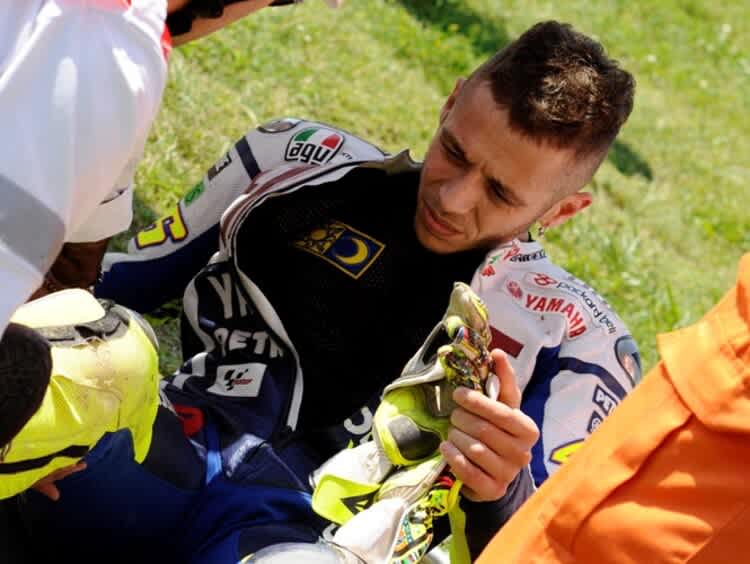 Valentino Rossi nach dem Sturz. Pause bis zum Sachsenring?