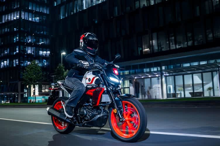 Yamaha MT-125 des 2027er Jahrgangs in neuer Farbkombination Redline White