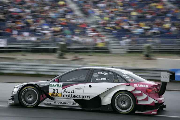 Das hat doch auch was: Die DTM-Boliden rollen zum Quali hinaus.