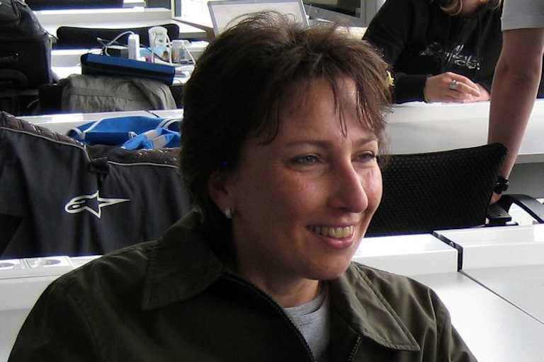 Esther Babel auf Kuschelkurs mit «Waldi»