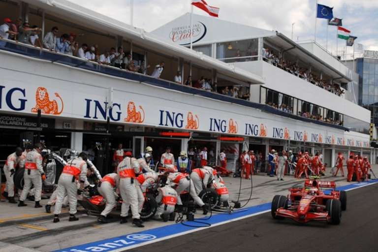 Normalität: Überholt wird in der Box statt aufder Strecke 