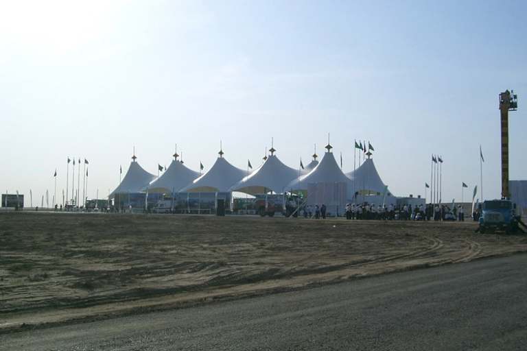 Mitten ins Feld wurde das Zelt für den Besuch der Präsidenten geb