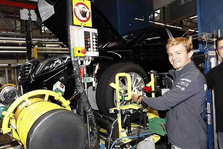 Nico Rosberg übte sich beim Räder wechseln